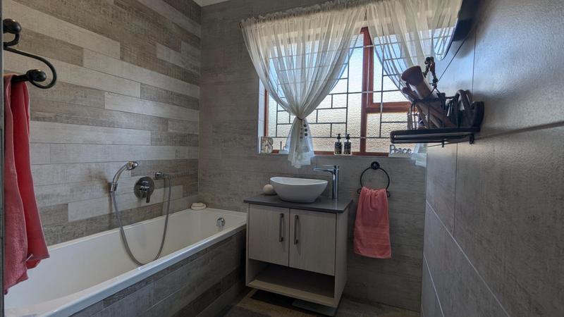 3 Bedroom Property for Sale in Denver Park Western Cape